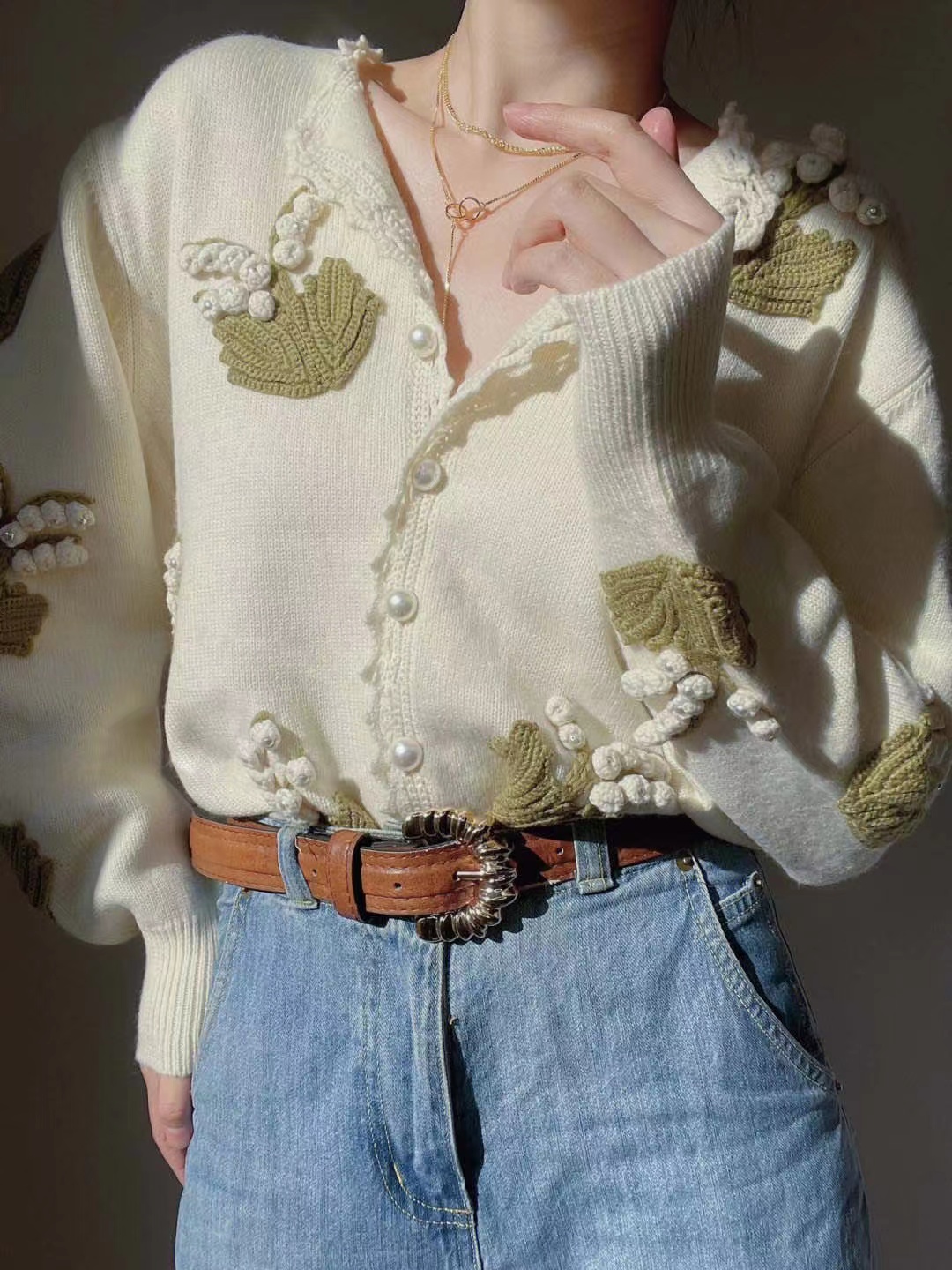 刺绣独特设计感温柔上衣