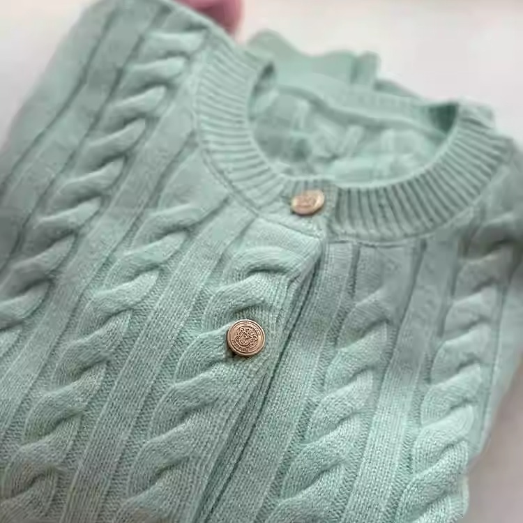 CHAO级推荐!欧货新款高级感薄荷绿色麻花毛衣女山羊绒小金扣开衫