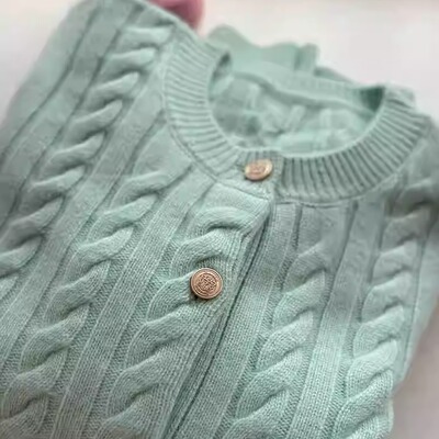 CHAO级推荐！欧货新款高级感薄荷绿色麻花毛衣女山羊绒小金扣开衫