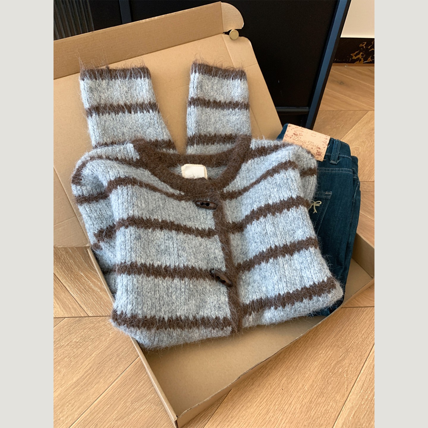 怒推！外贸单品质，2025秋冬新款蓝色条纹牛角扣针织毛衣开衫女