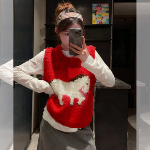 马年本命年红色刺绣针织马甲背心女秋冬时髦洋气外穿坎肩无袖上衣