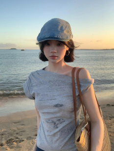 上衣2026新款 设计感小众修身 t恤女夏季 复古港风chic字母斜肩短袖