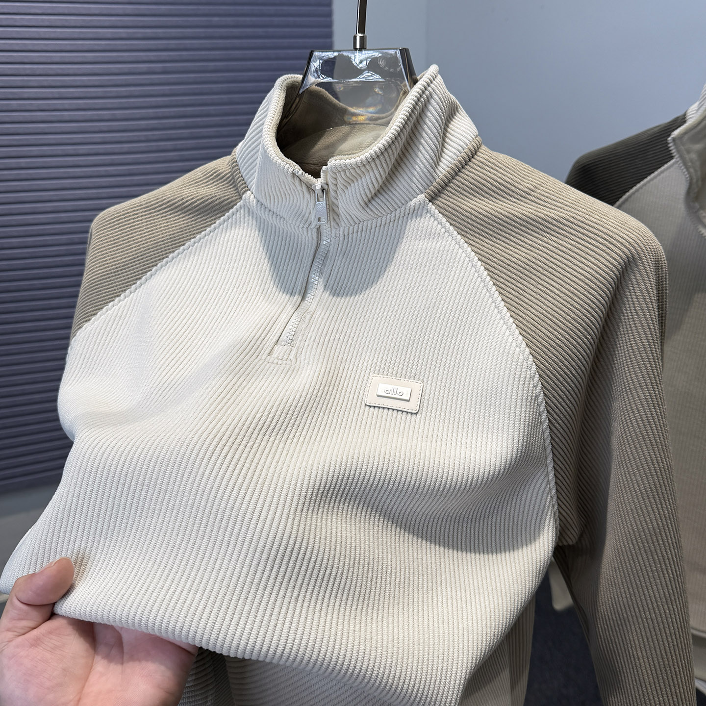 奥利绒拼接运动休闲半高领卫衣男