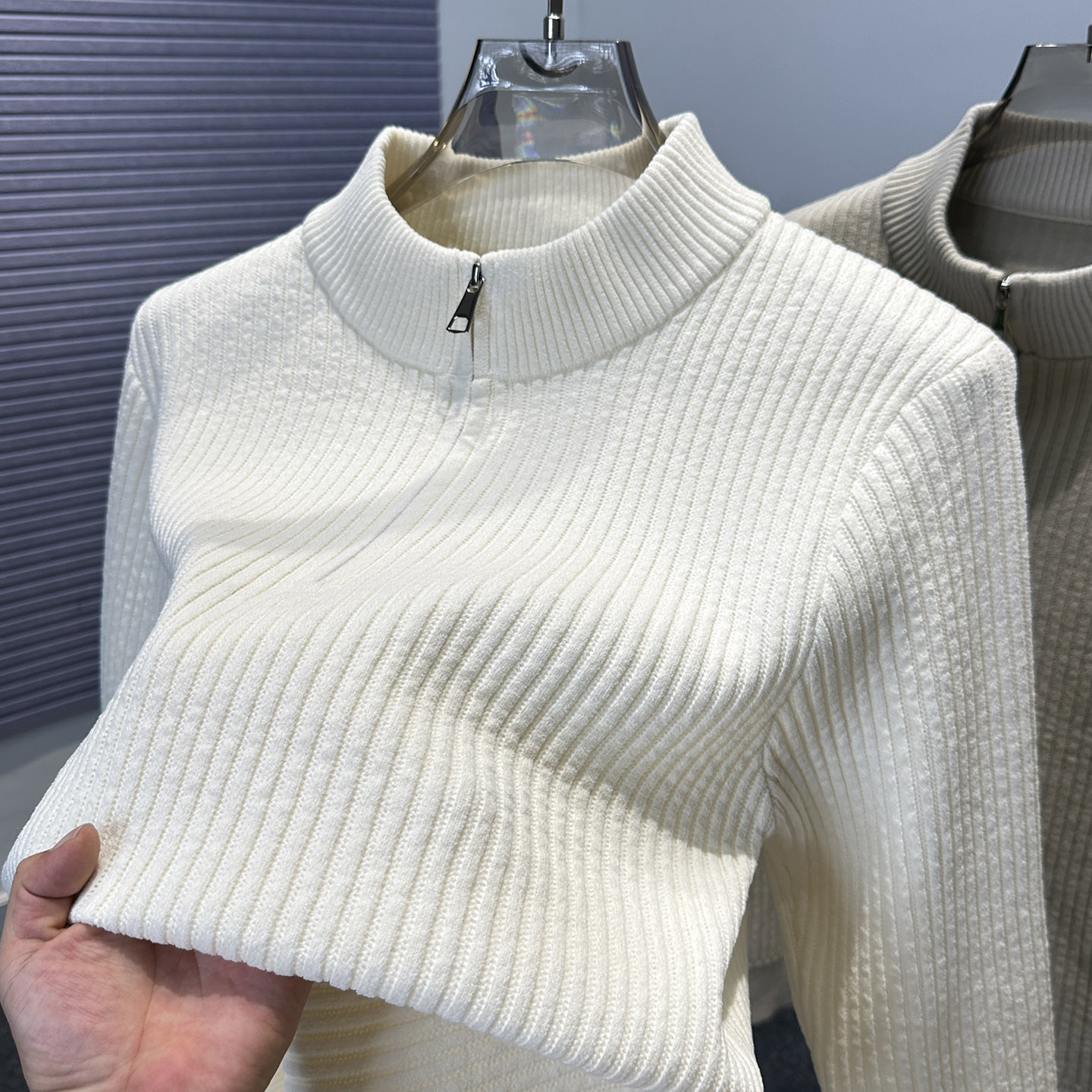 抽条半高领一体绒毛衣男