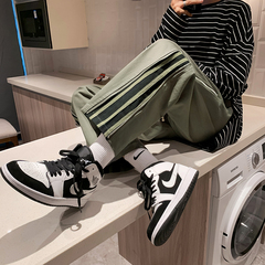 褲子男2021春秋韓版寬鬆直筒休閒褲潮流百搭條紋拉鏈運動長褲。