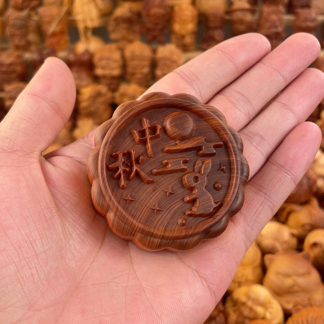 天然崖柏实木雕刻兔子月饼手把件文玩创意礼物木质月饼装饰小摆件