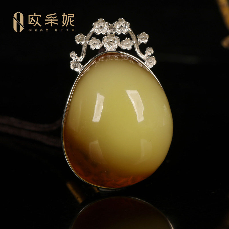 欧采妮天然白花蜜蜡银镶吊坠