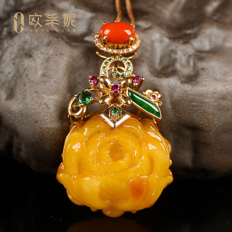 欧采妮蜜蜡吊坠天然琥珀原石满蜜鸡油黄老蜜吊坠花型精美原皮雕刻