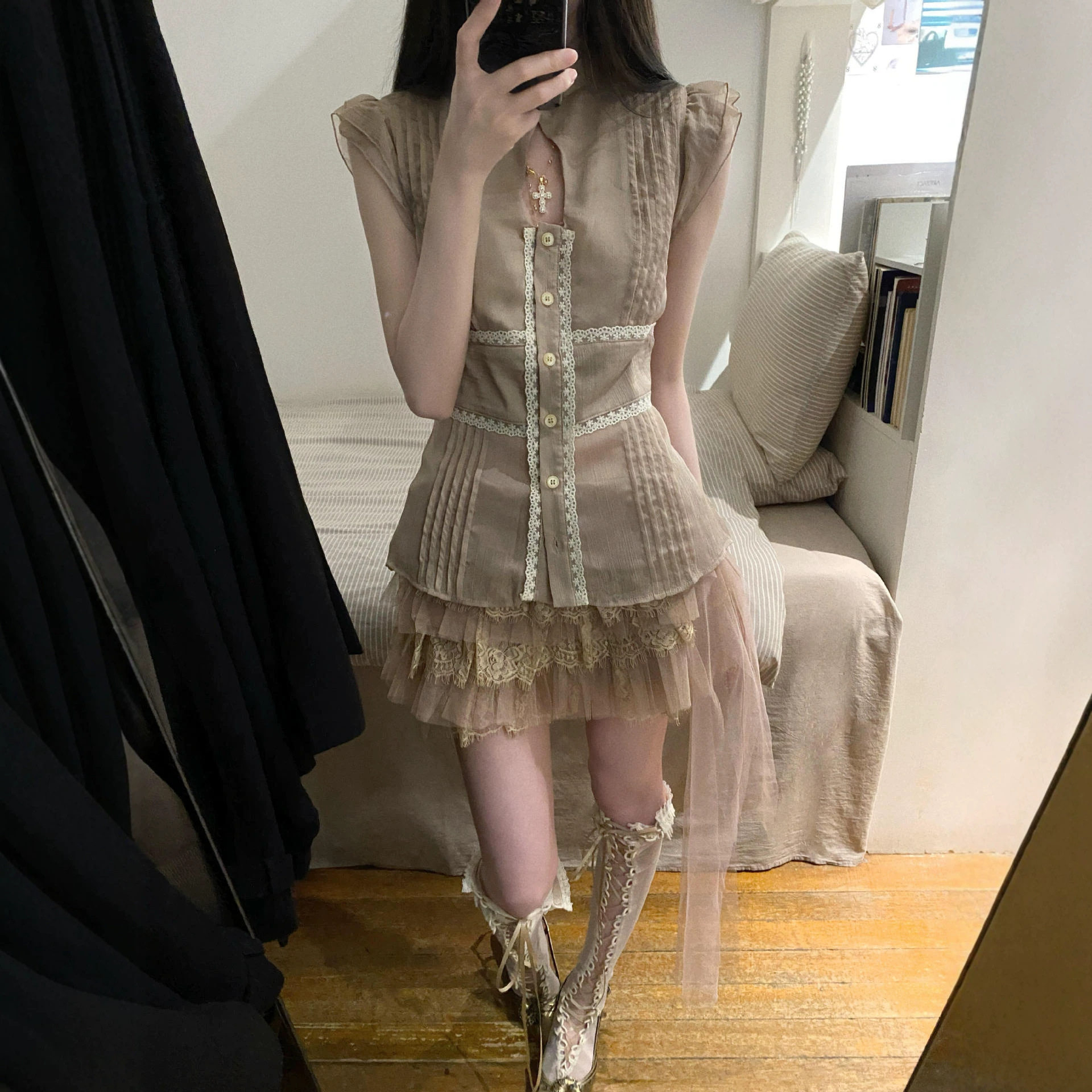法式纯欲风杏色立领衬衫女夏季镂空收腰显瘦蕾丝花边小飞袖小衫