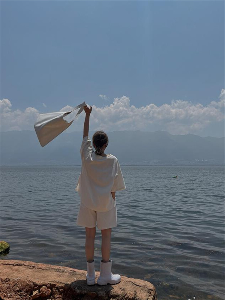 여성을위한 소금 스포츠 반바지 정장 여름 INS 새로운 홍콩 스타일 느슨한 와플 반팔 티셔츠 학생 투피스 세트