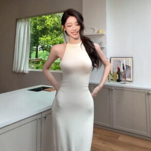 迪迪不畏同款白色挂脖包臀连衣裙纯欲风春夏季长裙性感修身显身材