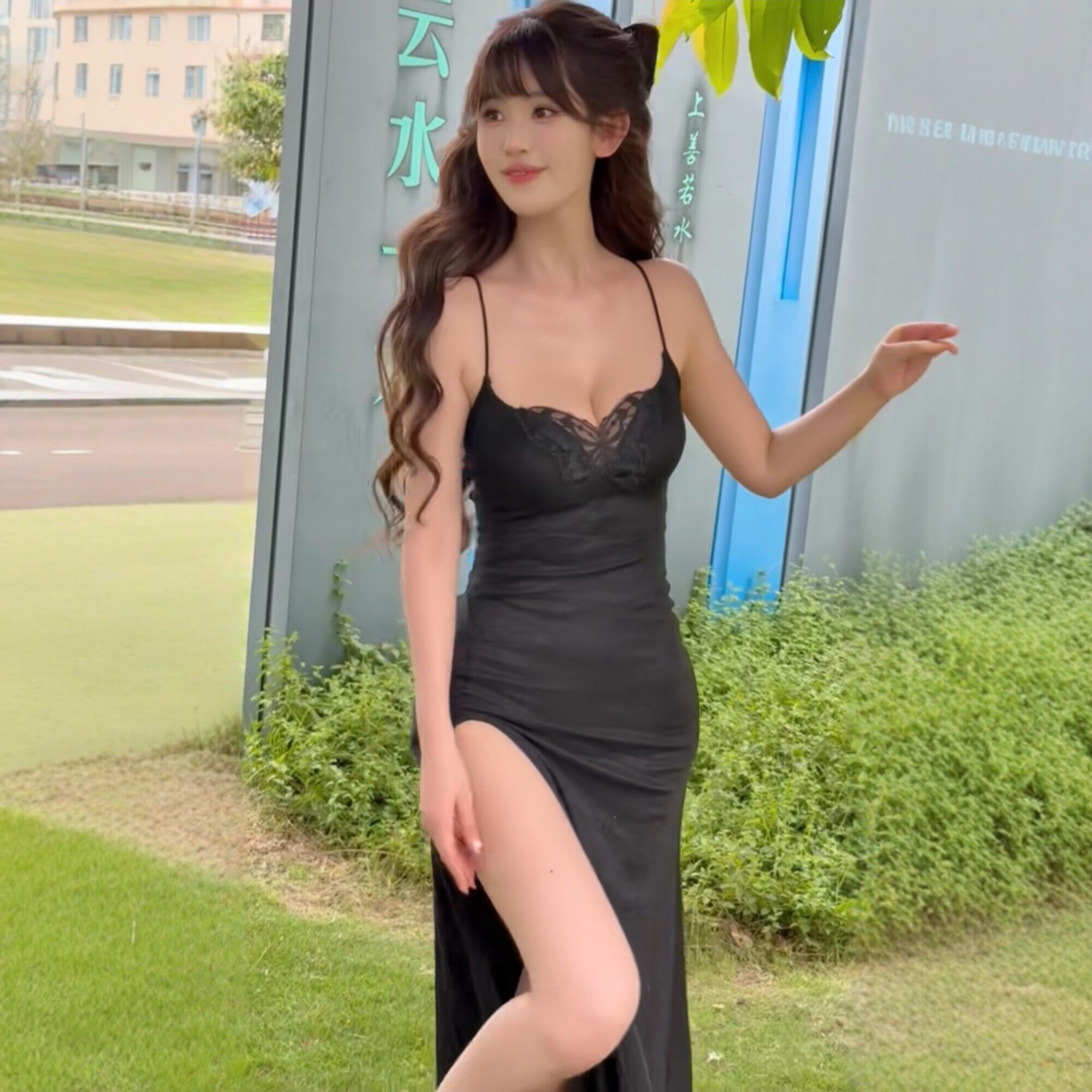 黑色蕾丝蝴蝶吊带连衣裙女显瘦