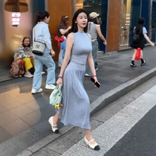 三里屯街拍蓝色优雅气质无袖背心高腰半身裙女夏显瘦修身两件套装