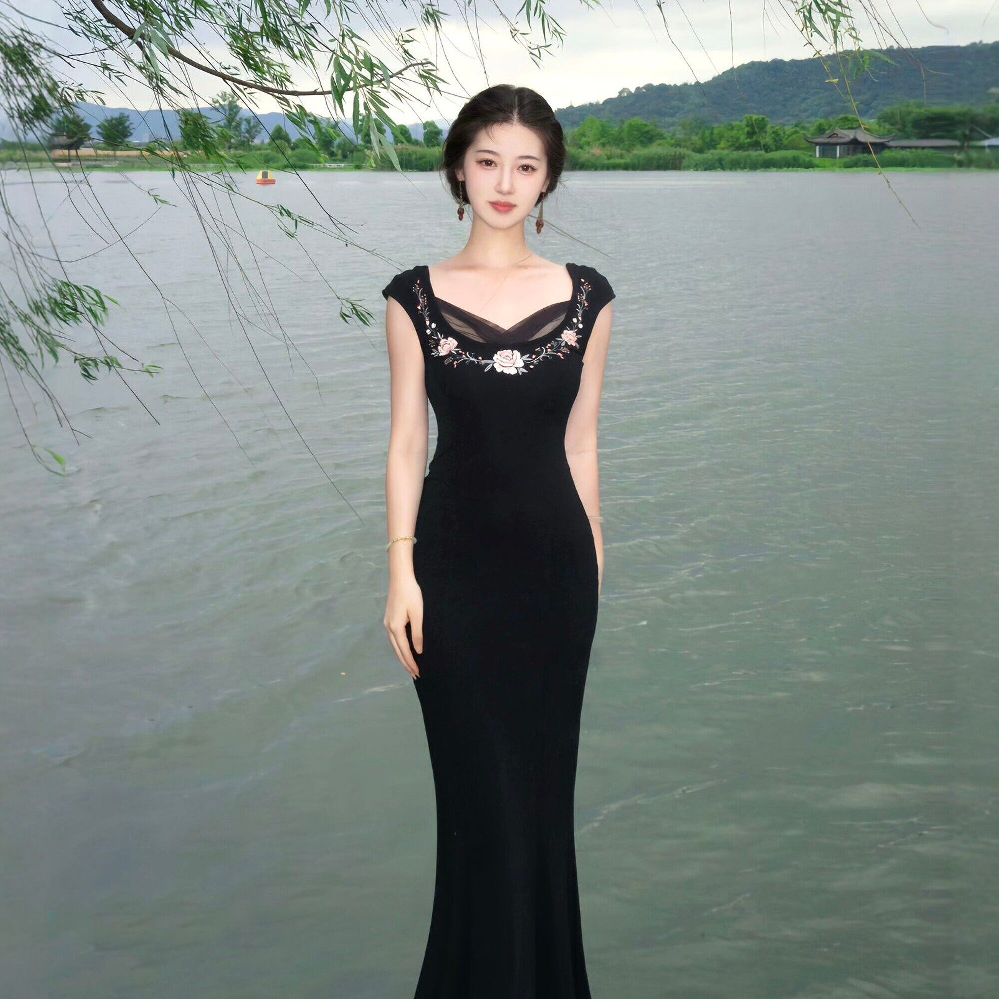 XIUC黑色刺绣V领鱼尾连衣裙女收腰修身长裙绝美气质礼服显高出片