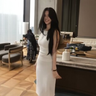不愧是我同款轻奢优雅轻熟风白色连衣裙女无袖修身中长款气质裙