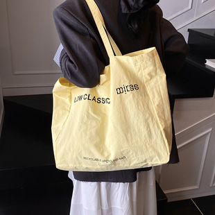 花儿与少年迪丽热巴同款包黄色帆布包字母LOWCLASSIC大容量单肩包