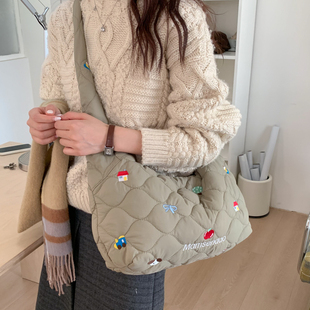 2025新款卡通刺绣夹棉棉服包女式大容量带拉链轻便斜挎托特饺子包