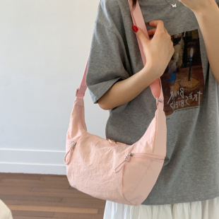 韩版大容量休闲女式饺子包2025新轻便单肩帆布通勤上课学生斜挎包
