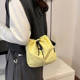 秋冬季包包女2024新款大学生水桶包轻便运动休闲大容量单肩斜挎包