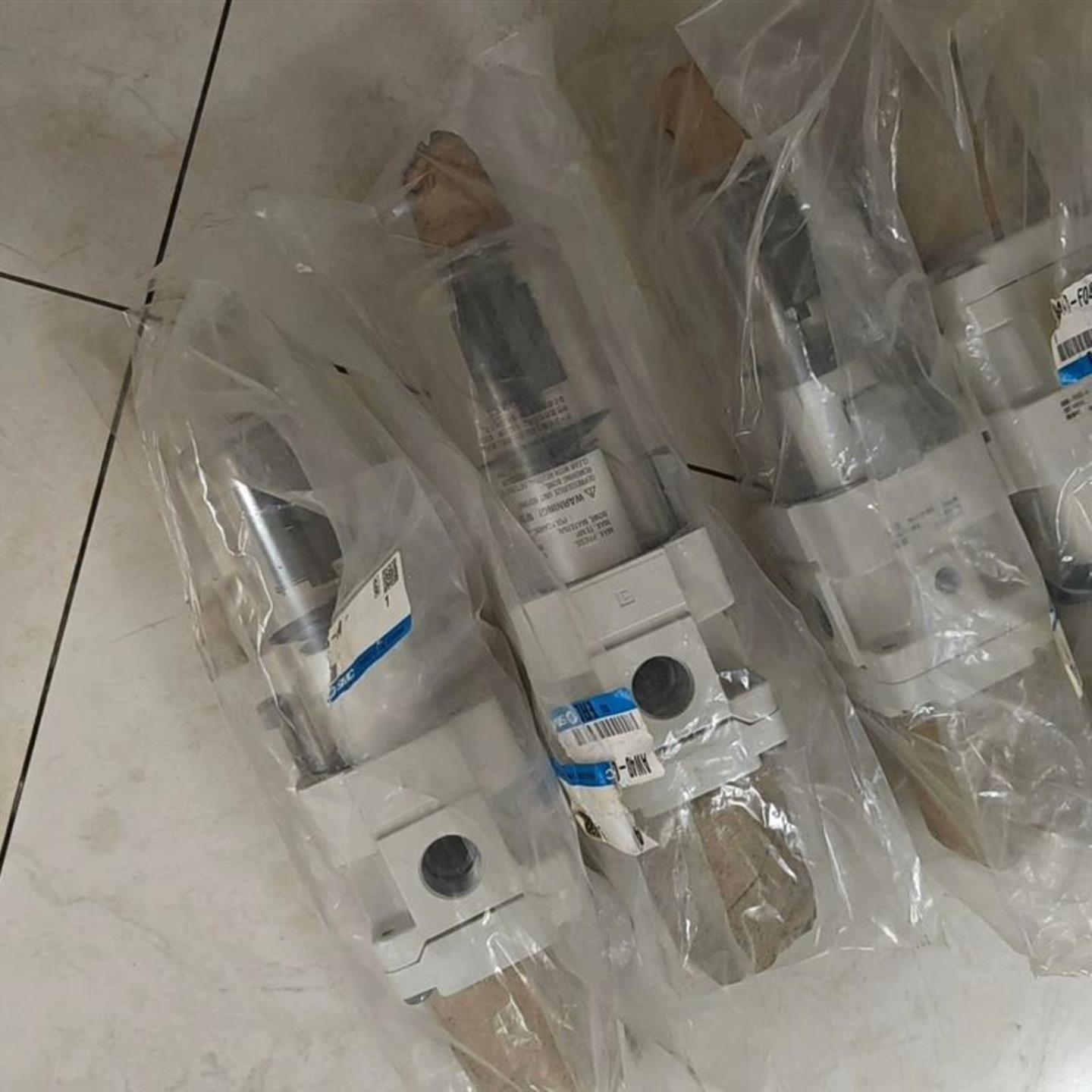 全新过滤减压阀   型号AW40-04D-AAW40议价