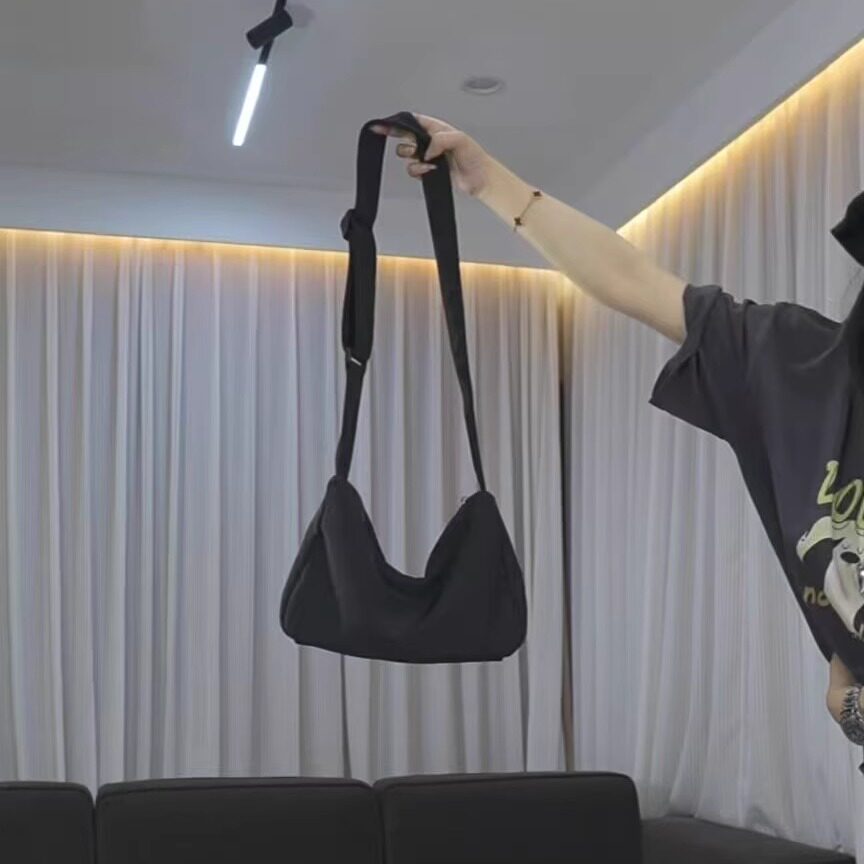 慧慧来自星星女装店 220 简约百搭光板斜挎南韩丝包