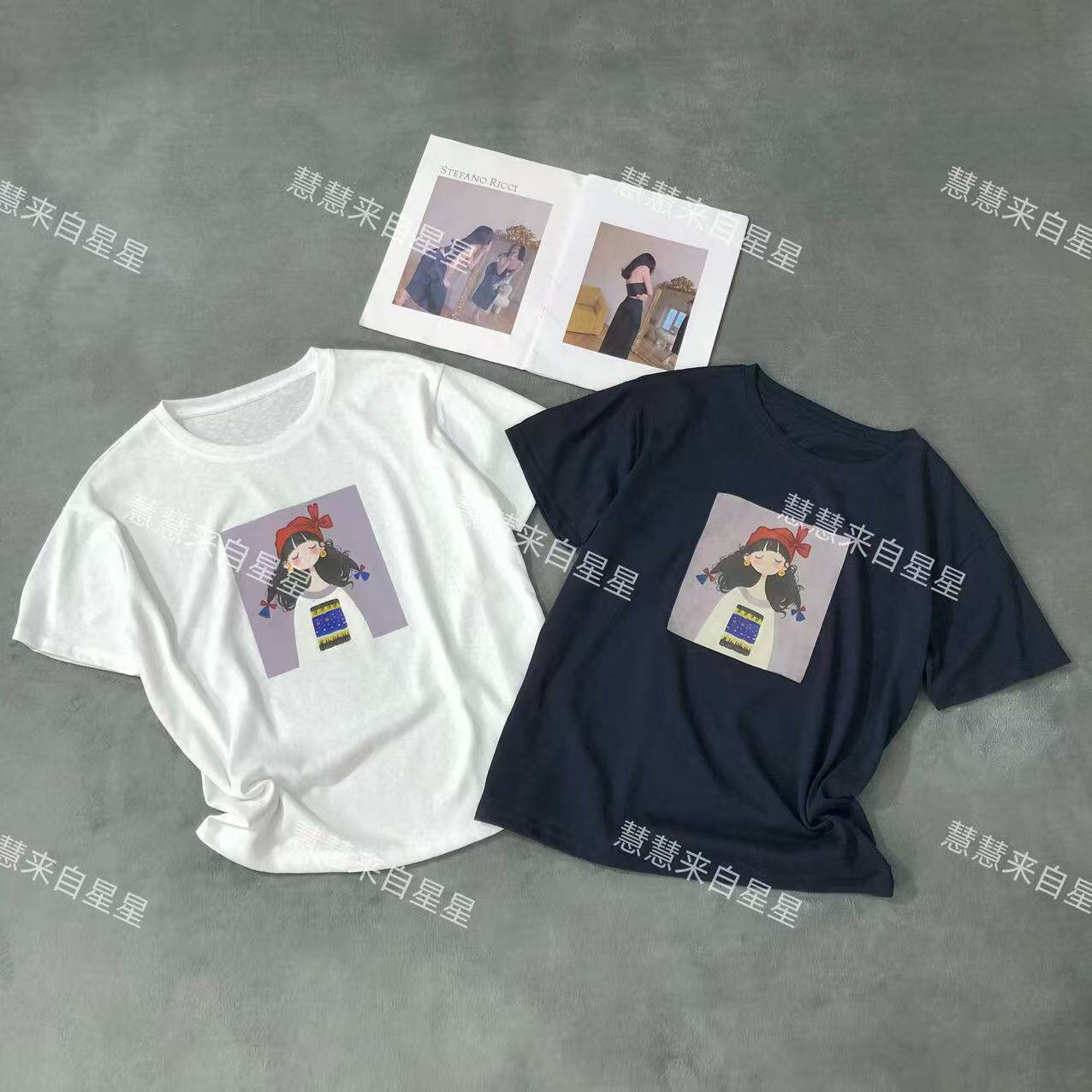 慧慧来自星星女装店 13390新款百搭慵懒感 红帽卷发女孩短袖T恤