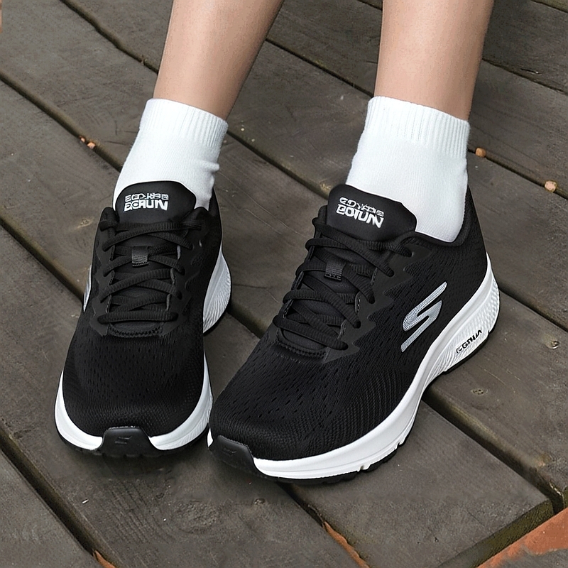 斯凯奇黑色经典休闲鞋女鞋冬季新款女士轻便跑步鞋透气网面运动鞋