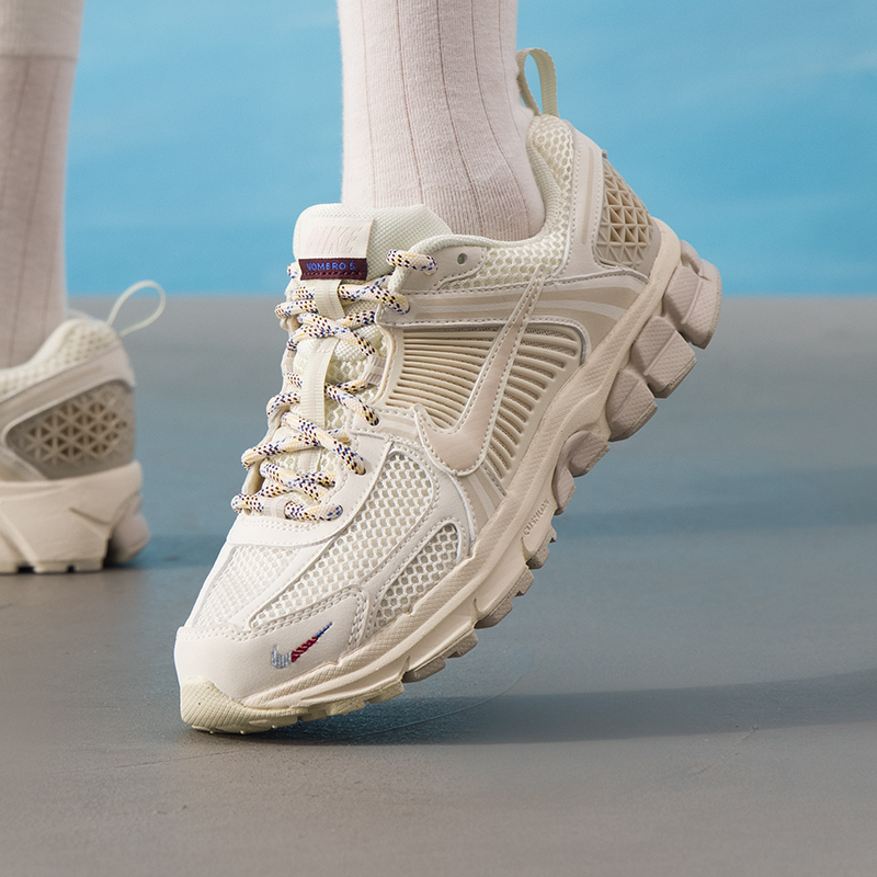 NIKE耐克网面休闲鞋女鞋新款轻便透气运动鞋VOMERO 5 EE慢跑鞋子