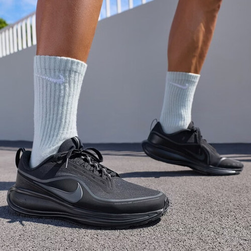 幸运叶子丨耐克男子公路跑步鞋冬新款NIKE REVOLUTION 8 UTILITY