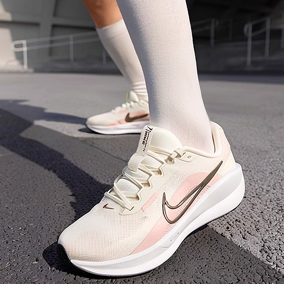 NIKE耐克女鞋跑步鞋2025冬季新款休闲鞋缓震透气运动鞋FD6476-107