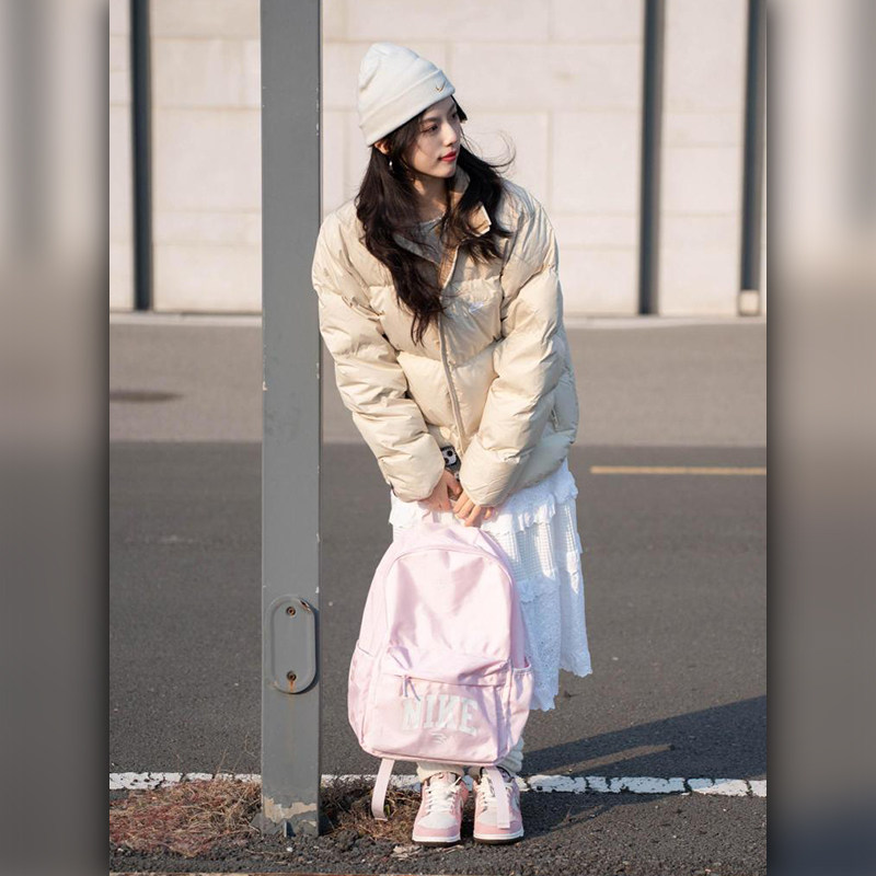 耐克NIKE女装运动套装羽绒服休闲鞋板鞋双肩背包户外绒线帽四件套