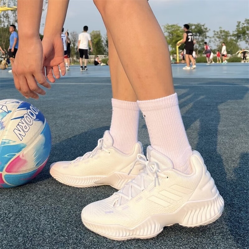 阿迪达斯篮球鞋男鞋冬季新款缓震实战运动鞋白色舒适训练鞋FW0903