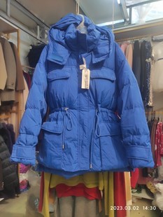 清仓甩货宝蓝。收腰轮廓。显瘦开叉显白短款羽绒服女。