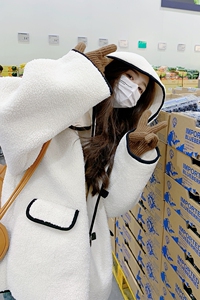 ins连帽羊羔毛外套女2024冬季新款韩版宽松皮毛一体牛角扣棉服潮图片