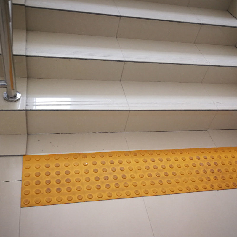 楼梯踏步防滑胶贴盲道贴塑胶防滑贴踏步板pvc地胶垫路面防滑贴条