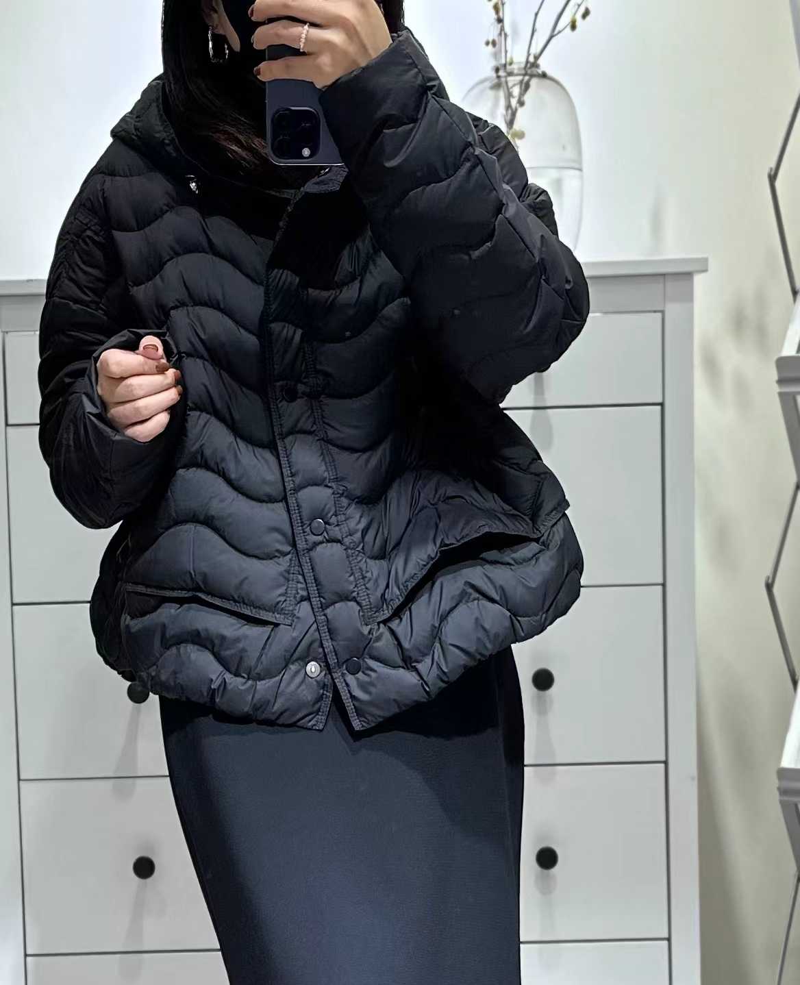 欧货轻薄连帽羽绒服女波浪纹简约宽松显瘦保暖短款外套