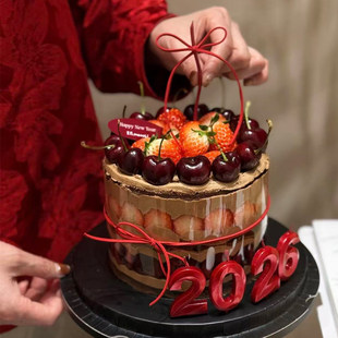 2026新年春节除夕夜家庭酒红色蝴蝶结丝带蜡烛聚餐车厘子蛋糕装饰