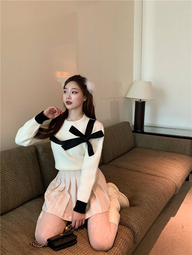 Real price new year's date sweet bow thick bubble sleeve sweater + versatile pleated skirt