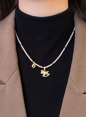 金色小马珍珠项链女高级感轻奢小众秋冬脖子配饰品2025新款毛衣链