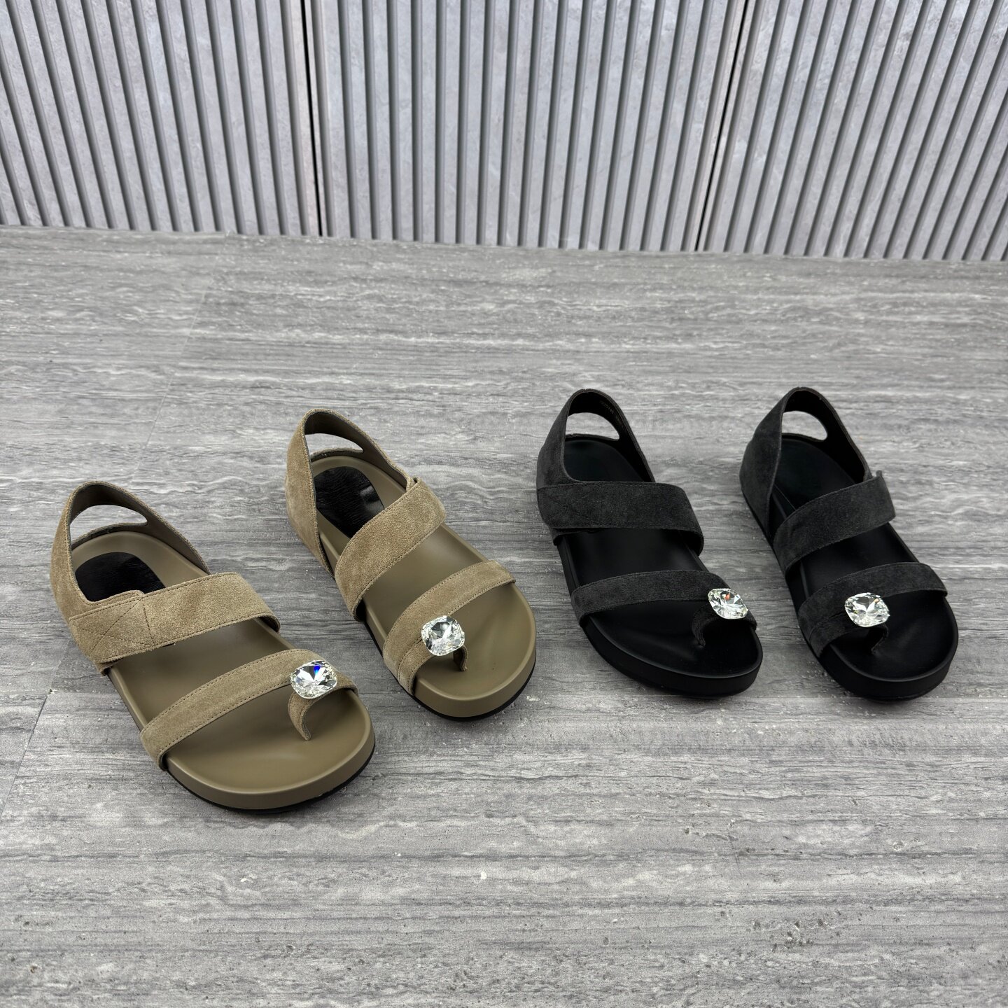 2026夏季新款真皮休闲水钻套趾凉鞋女欧货欧洲站平底魔术贴凉拖鞋