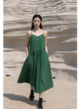 CAREMIND绿色显白吊带连衣裙海边度假多巴胺穿搭沙滩裙