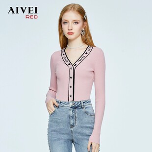 AIVEI欣贺艾薇 秋季新品chicV领字母修身粉色针织上衣P056S070