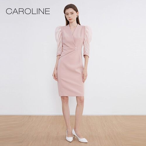 Caroline卡洛琳夏季简约甜美V领拼接泡泡袖粉色洋装ECRDBA44