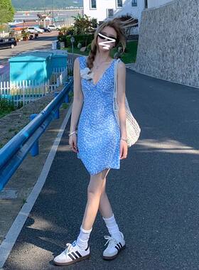 韩系蓝色清新碎花v领背心连衣裙女夏季修身度假风无袖收腰短裙子