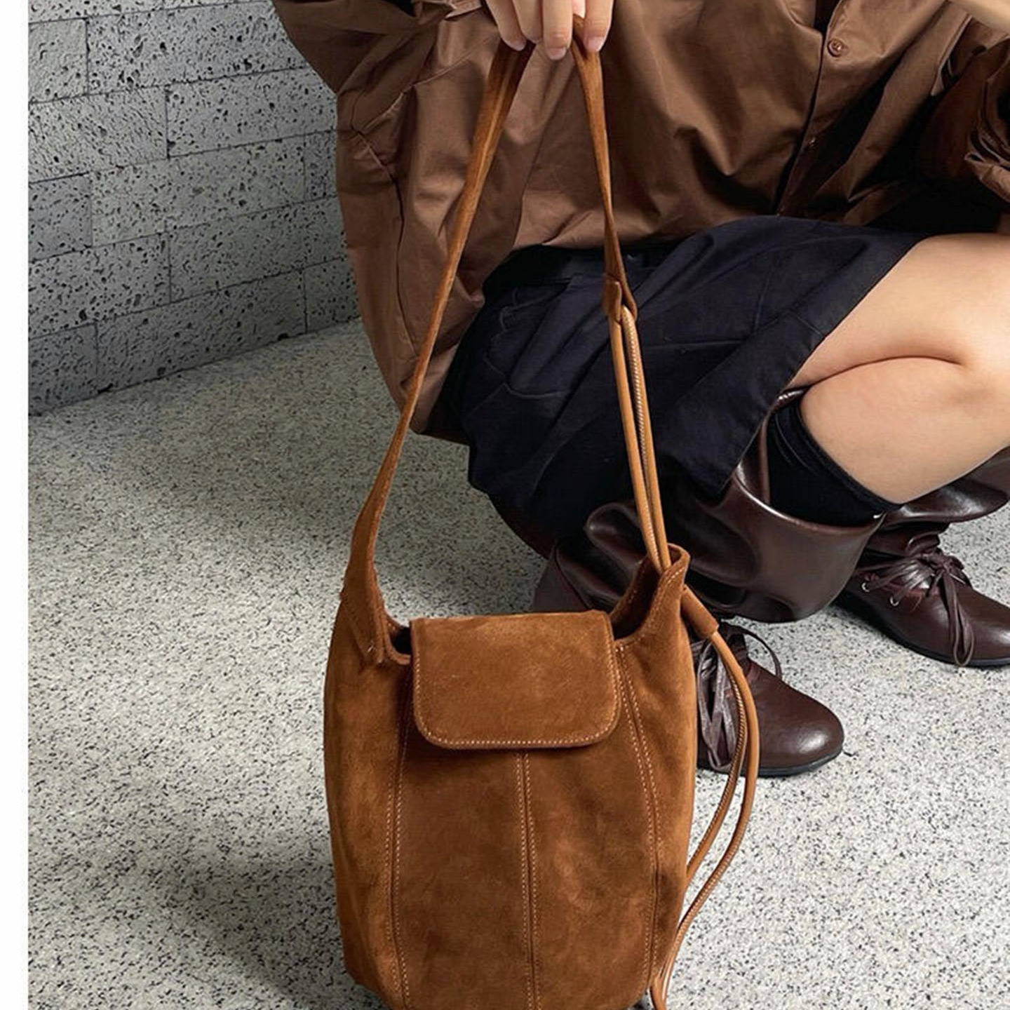 复古磨砂麂皮绒水桶包高级感百搭南瓜包2025小众设计斜挎手机包