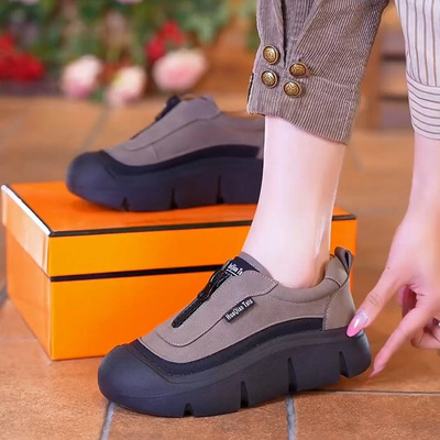 高级感防滑厚底皮面运动鞋女款2025春季外穿脚宽胖软底女休闲单鞋