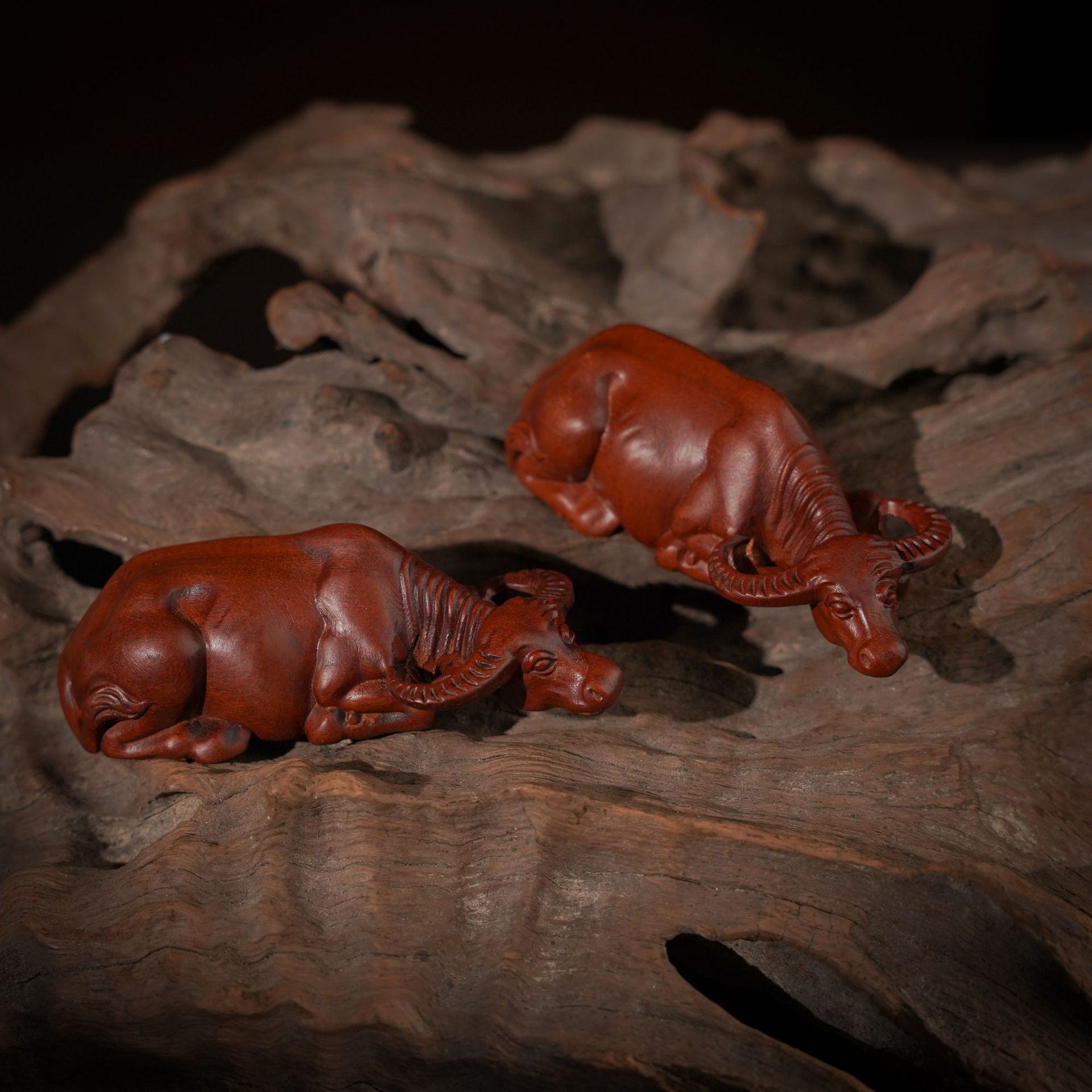 雷击枣木雕刻扭转乾坤牛手把件桌面摆件神态栩栩如生办公文玩装饰