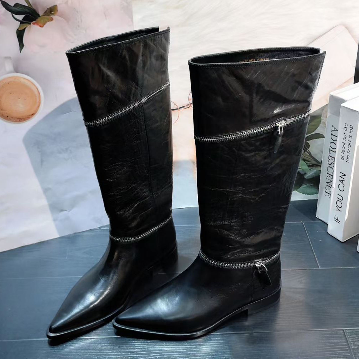 ICAN欧货女鞋2025秋冬新款油蜡褶皱牛皮尖头套筒拉链边高筒骑士靴