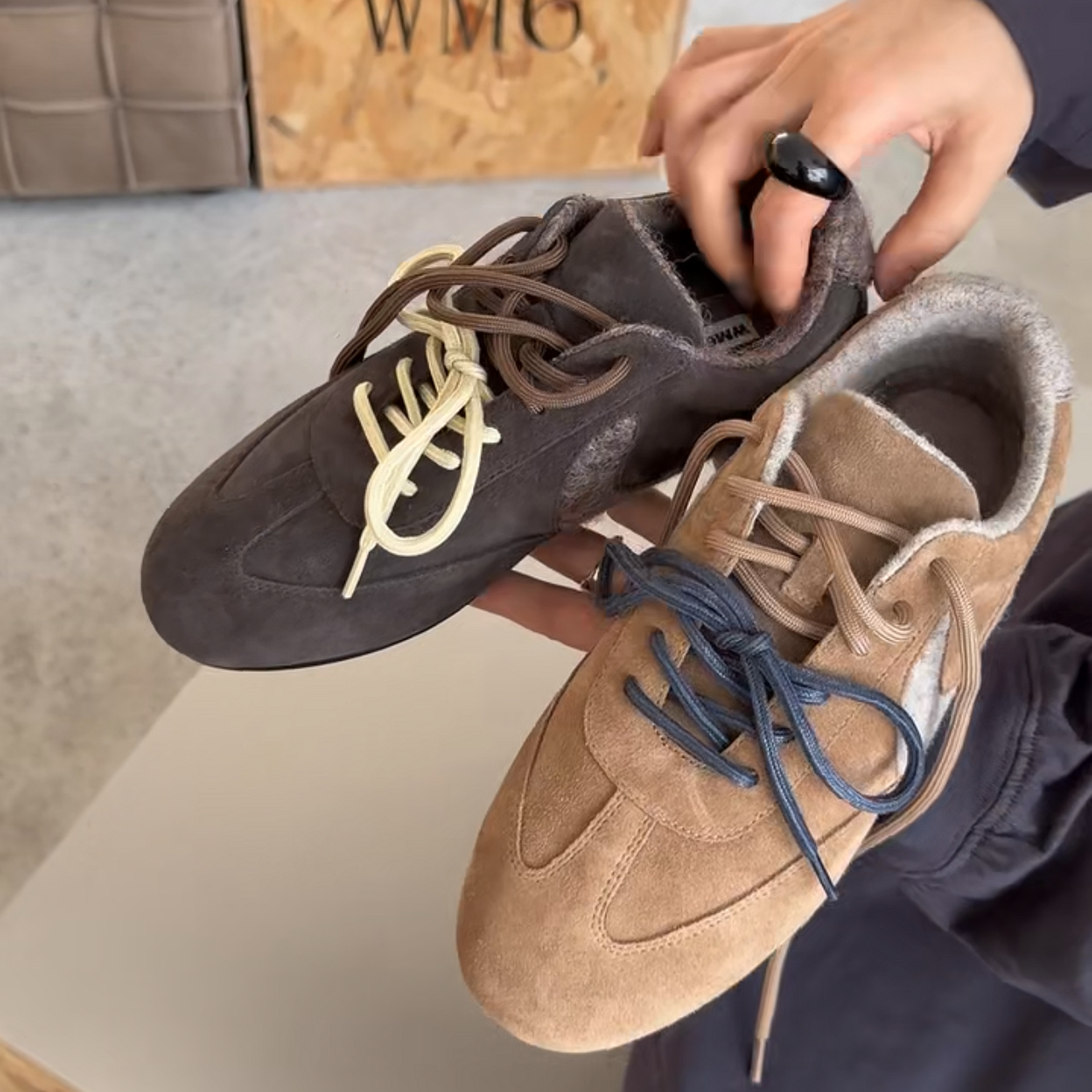 WM6欧货女鞋2025秋冬新款牛猄拼色毛呢圆头双系带绒里平底德训鞋
