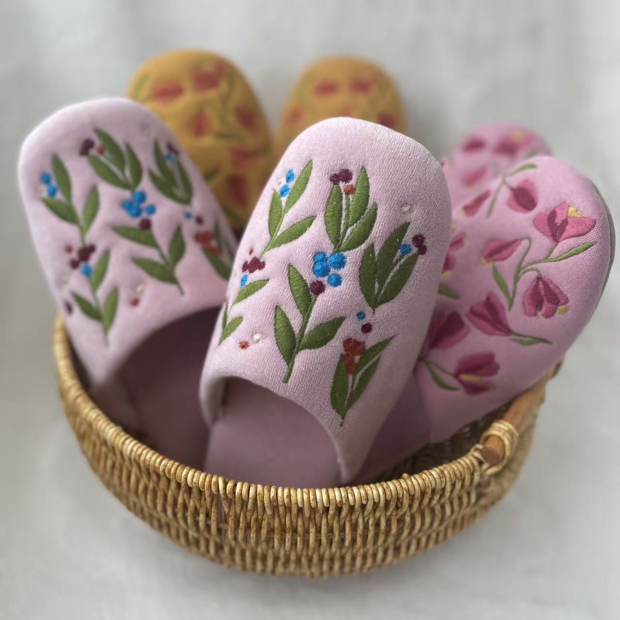 售2750日元日系贵牌 36-39码重工刺绣日式女士秋冬居家鞋棉拖鞋